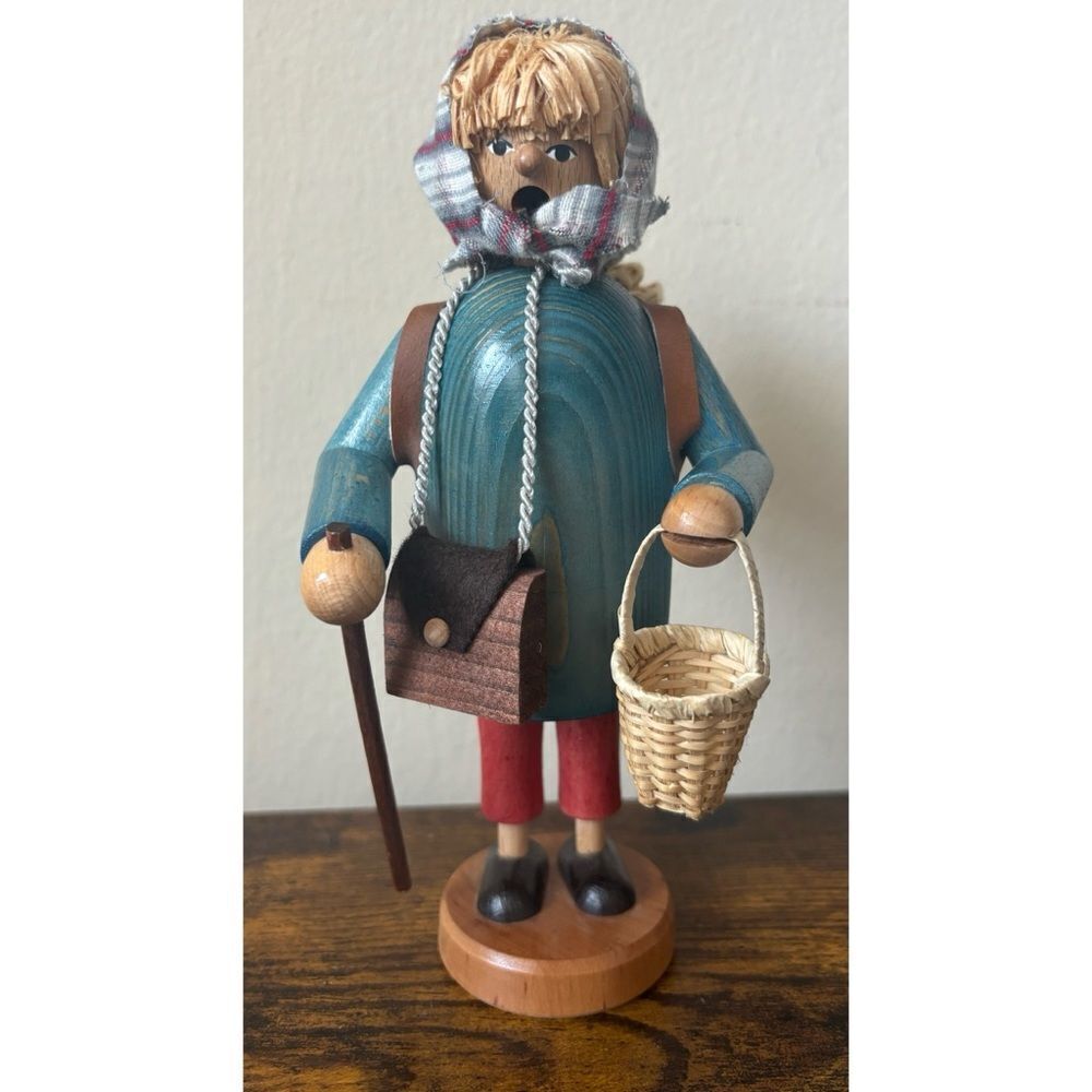 Vintage DREGENO
Seiffener Originale German  Basket Dealer Wood Nutcracker/New